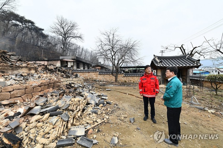 '사남고택' 확인하는 최응천 국가유산청장 (서울=연합뉴스) 최응천 국가유산청장(오른쪽)이 28일 산불로 전소 피해 입은 경북 청송군 국가민속문화유산 '사남고택'에서 윤경희 청송군수와 확인하고 있다.2025.3.28