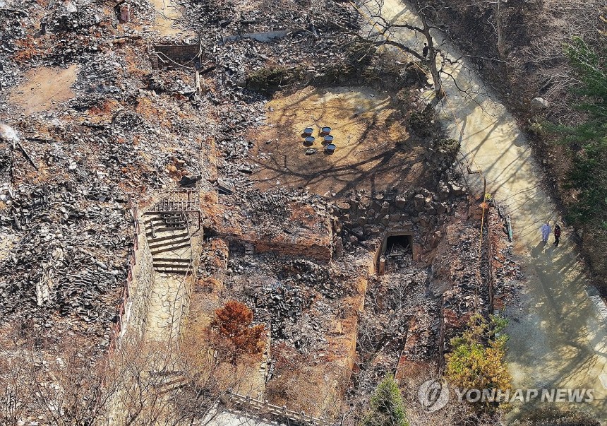 '폐허된 천년의 역사' (의성=연합뉴스) 윤관식 기자 = 지난 29일 경북 의성군 단촌면 고운사 일부가 산불에 폐허가 돼 있다.2025.3.30 