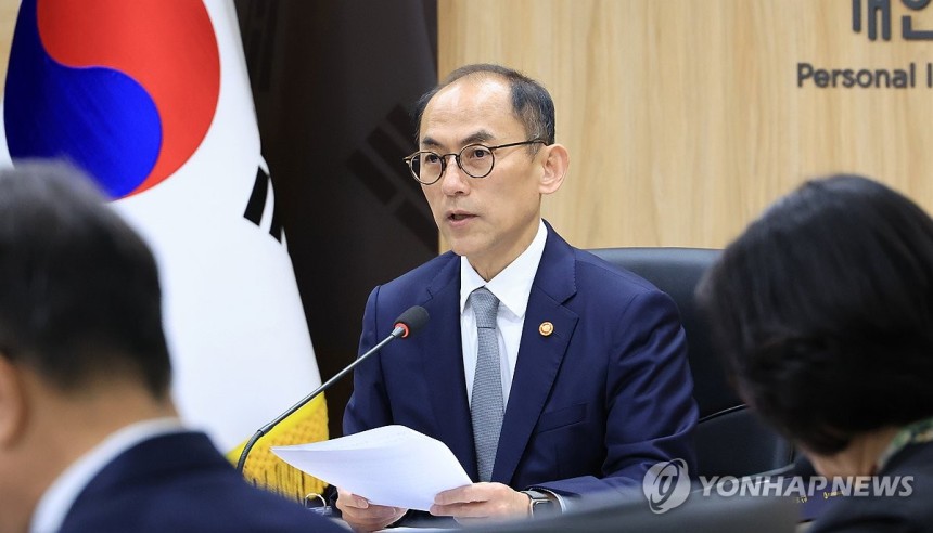 개보위,2025년 제8회 전체회의 (서울=연합뉴스) 최재구 기자 = 고학수 개인정보보호위원회 위원장이 9일 서울 종로구 정부서울청사에서 열린 2025년 제8회 전체 회의에서 발언하고 있다.2025.4.9 jjae