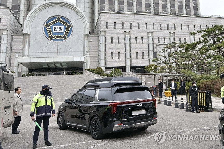 법원 들어선 윤 전 대통령 차량 [연합뉴스 자료사진]