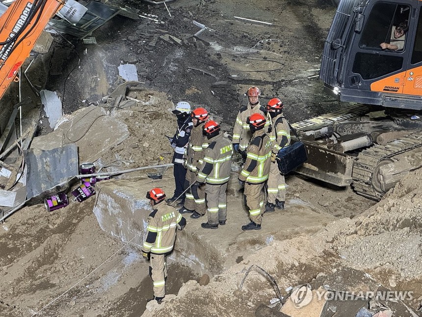 광명 붕괴현장 (서울=연합뉴스) 붕괴 사고가 발생한 경기 광명시 신안산선 지하터널 공사 현장에서 16일 구조대원들이 실종자 1명에 대한 수습 작업을 진행하고 있다.2025.4.16 [경기도소방재난본부 제공.재판