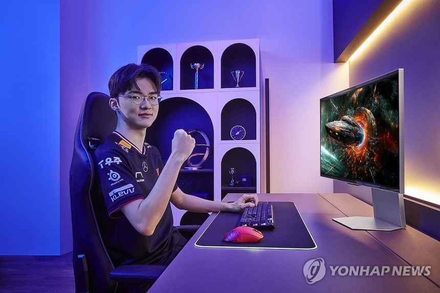 삼성전자 게이밍 모니터 (서울=연합뉴스) e-스포츠 프로게이머 페이커 선수가 삼성전자 '오디세이 OLED G8'을 체험하고 있다.2025.4.17 [삼성전자 제공.재판매 및 DB 금지].k