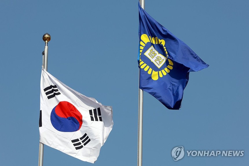 펄럭이는 법원기
[연합뉴스 자료사진]