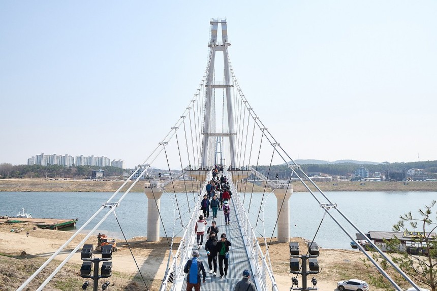 여주 남한강 출렁다리 개통 (서울=연합뉴스) 경기도는 지역균형발전사업으로 추진한 '여주 남한강 출렁다리'를 지난 1일 정식 개통했다고 2일 밝혔다.개통된 여주 한남강 출렁다리로 여행객 등 시민들이 이동하고 있다.