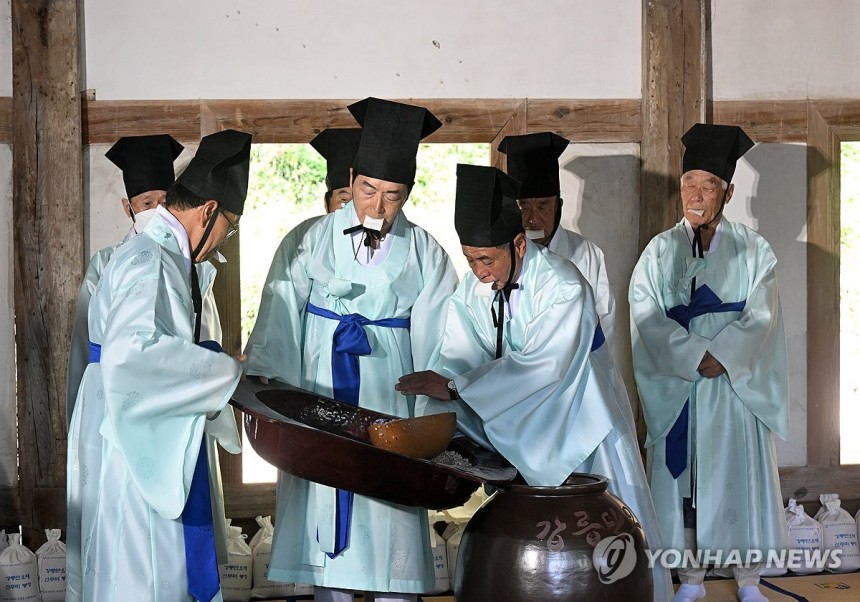 강릉단오제 본격 시작…신주 빚기 행사 [연합뉴스 자료사진]