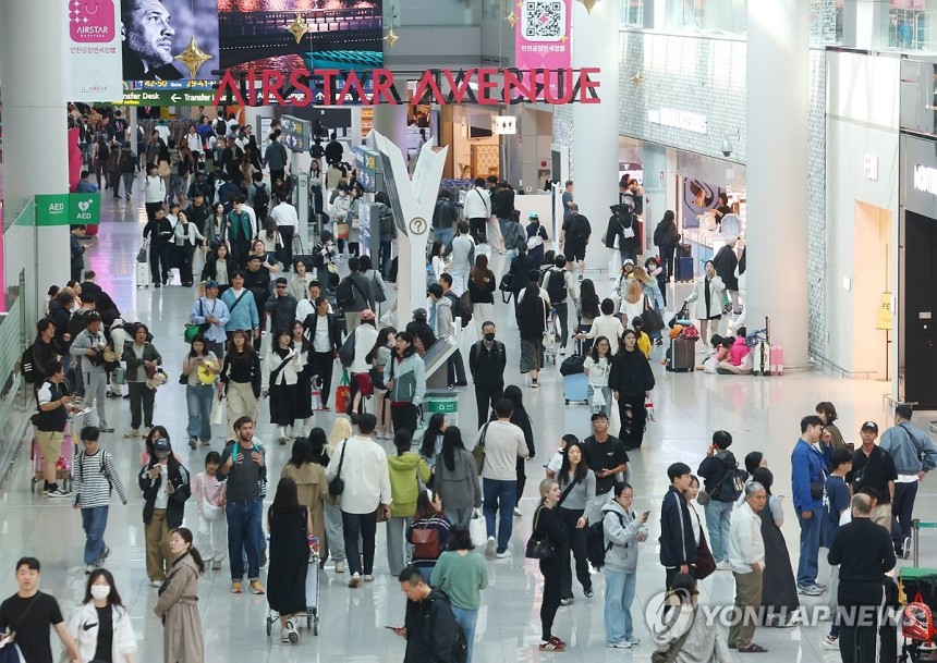 여행객들로 붐비는 공항 (영종도=연합뉴스) 김도훈 기자 = 4일 인천국제공항 제1여객터미널 면세구역이 여행객들로 붐비고 있다.2025.5.4 