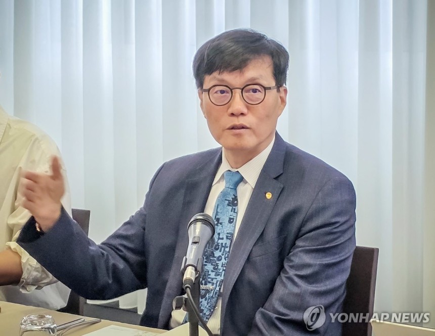 기자간담회 하는 이창용 한은 총재 (밀라노=연합뉴스) 이창용 한국은행 총재가 5일 오전(현지시간) 아시아개발은행(ADB) 연차총회 참석차 방문한 이탈리아 밀라노의 한 호텔에서 기자들과 간담회를 하고 있다.2025.