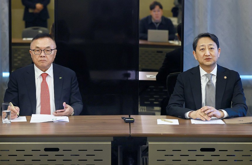 안덕근 장관,체코 프라하 기자간담회 (서울=연합뉴스) 안덕근 산업통상자원부 장관이 6일(현지시간) 체코 프라하 도착 직후 열린 기자 간담회에서 발언하고 있다.왼쪽은 황주호 한수원 사장.2025.5.7 [산업통상