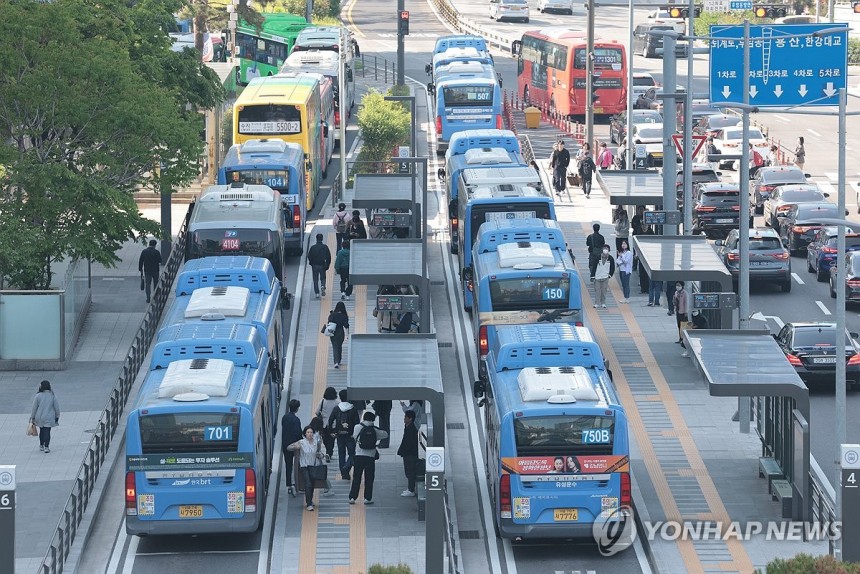 서울 시내버스 준법운행 재개
(서울=연합뉴스) 김인철 기자 = 서울 시내버스 노조가 연휴가 끝난 뒤 첫차부터 준법투쟁(준법운행)을 재개한 7일 오전 서울역 앞 버스환승센터 정류장에 버스들이 줄지어 서 있다. 2025