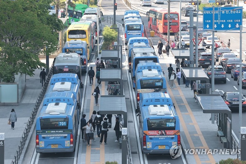 [2보] 서울 등 22개 지역 <b>버스</b>노조 "교섭 결렬시 28일 동시파업"