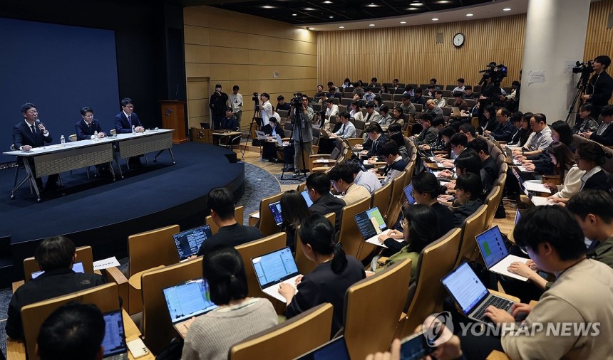 SK텔레콤 해킹 사태 관련 질의응답 (서울=연합뉴스) 서명곤 기자 = 류정환 SKT 네트워크 인프라 센터장(왼쪽부터),임봉호 SKT MNO 사업부장,<a href=