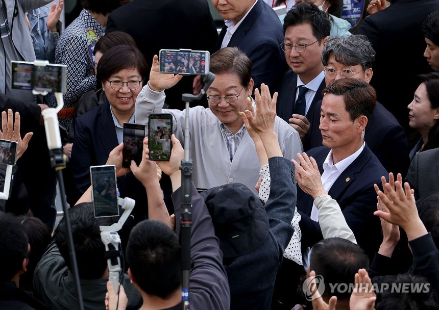 익산시 찾은 이재명 후보
(익산=연합뉴스) 류영석 기자 = 더불어민주당 이재명 대선 후보가 7일 전북 익산시 대한노인회 익산시지회에서 열린 노인회 간담회에 참석하며 지지자 및 시민들에게 인사를 하고 있다. 2025.