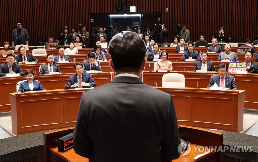 "간곡히, 간곡히 엎드려 부탁드립니다"
(서울=연합뉴스) 김주성 기자 = 국민의힘 권성동 원내대표가 7일 서울 여의도 국회에서 열린 의원총회에서 대선 후보 단일화에 대해 "오늘 두 분이 단일화 로드맵을 확정 지어 줄
