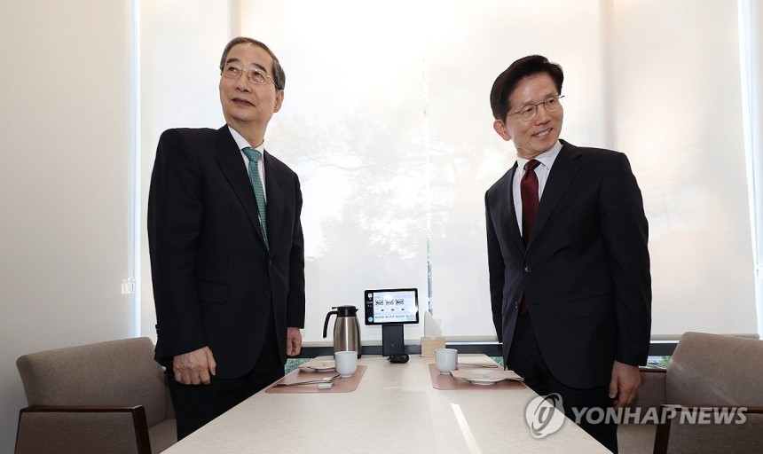 김문수-한덕수 대선 단일화 위한 회동 (서울=연합뉴스) 황광모 기자 = 국민의힘 김문수 대선후보와 무소속 한덕수 대선 예비후보가 지난 7일 서울 종로구의 한 식당에서 후보 단일화 관련 회동을 하고 있다.2025.5