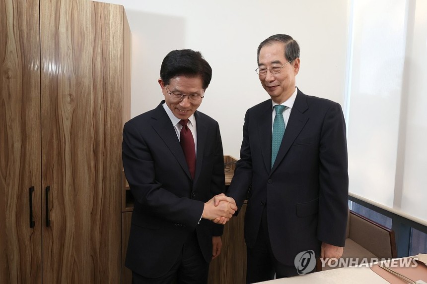 악수하는 김문수 후보와 한덕수 예비후보
(서울=연합뉴스) 황광모 기자 = 국민의힘 김문수 대선후보(왼쪽)와 무소속 한덕수 대선 예비후보가 7일 서울 종로구의 한 식당에서 후보 단일화 관련 회동을 하기 전 악수하고 있