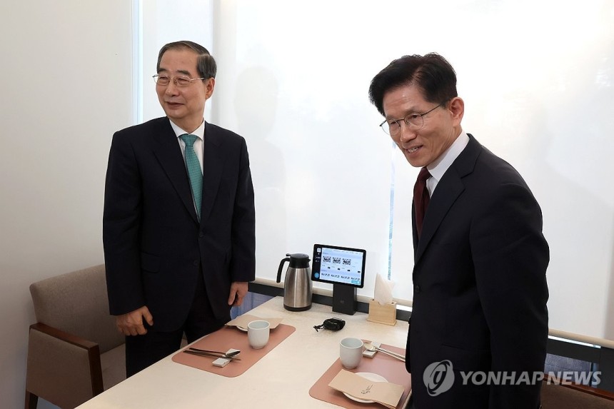 '단일화 회동'하는 김문수 후보와 한덕수 예비후보
(서울=연합뉴스) 황광모 기자 = 국민의힘 김문수 대선후보(오른쪽)와 무소속 한덕수 대선 예비후보가 7일 서울 종로구의 한 식당에서 후보 단일화 관련 회동을 하고 있