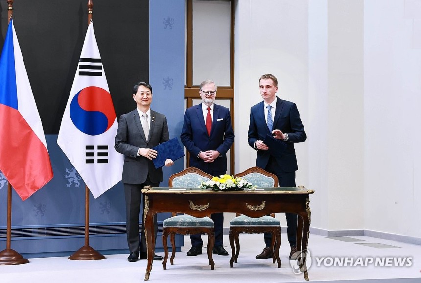 한ㆍ체코 원전산업 협력 약정 체결 (서울=연합뉴스) 안덕근 산업통상자원부 장관이 7일 프라하 체코 총리실에서 페트르 피알라 체코 총리를 비롯한 한국과 체코 정부 대표단이 참석한 가운데 열린 한ㆍ체코 원전산업 협력 약