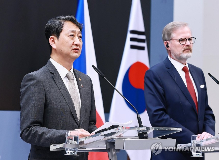 한ㆍ체코 원전산업 협력 약정 체결식에서 발언하는 안덕근 산업부 장관 (서울=연합뉴스) 안덕근 산업통상자원부 장관(왼쪽)이 7일 프라하 체코 총리실에서 페트르 피알라 체코 총리를 비롯한 한국과 체코 정부 대표단이 참석