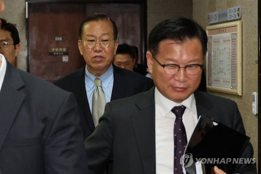 국민의힘, '단일화 로드맵' 후보들에게 제안
(서울=연합뉴스) 김주성 기자 = 국민의힘 권영세 비상대책위원장과 이양수 중앙당선관위원장이 7일 서울 여의도 국회에서 의원총회에 이어 열린 비상대책위원회의와 선거관리위원회