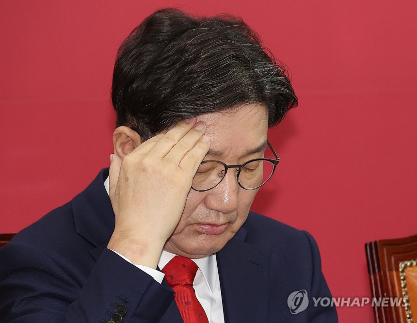 머리아픈 국민의힘 권성동 원내대표
(서울=연합뉴스) 박동주 기자 = 국민의힘 권성동 원내대표가 8일 국회에서 열린 비상대책위원회의에서 머리를 만지고 있다. 2025.5.8 pdj6635@yna.co.kr