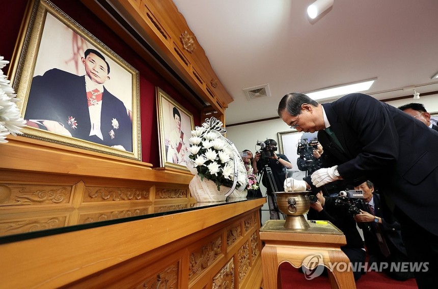 박정희 전 대통령 생가 찾은 한덕수
(구미=연합뉴스) 윤관식 기자 = 무소속 한덕수 대선 예비후보가 8일 경북 구미시 박정희 전 대통령 생가를 찾아 분향하고 있다. 2025.5.8 psik@yna.co.kr
