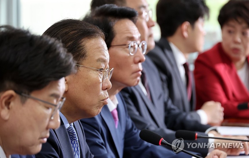 발언하는 권영세 비상대책위원장
(서울=연합뉴스) 박동주 기자 = 국민의힘 권영세 비상대책위원장이 8일 국회에서 열린 비상대책위원회의에서 발언하고 있다. 2025.5.8 pdj6635@yna.co.kr