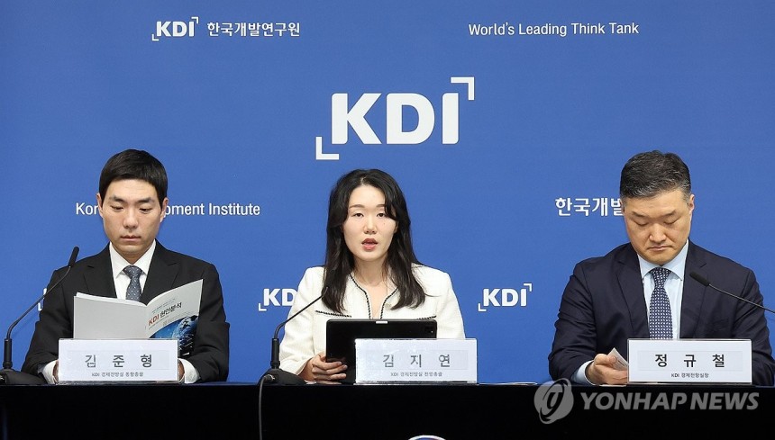 KDI,'잠재성장률 전망과 정책적 시사점' 브리핑 (세종=연합뉴스) 배재만 기자 = 한국개발연구원(KDI) 김지연 전망총괄(가운데)이 8일 정부세종청사에서 KDI 현안분석 '잠재성장률 전망과 정책적 시사점'을 설명하