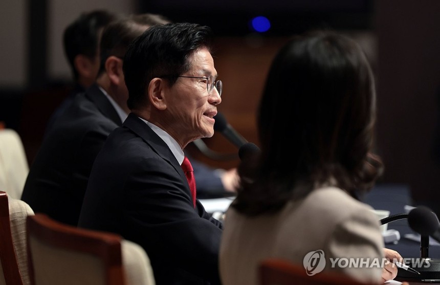 질문에 답하는 김문수 대선 후보
(서울=연합뉴스) 김인철 기자 = 국민의힘 김문수 대선 후보가 8일 서울 중구 한국프레스센터에서 열린 관훈클럽 토론회에서 패널의 질문에 답하고 있다. 2025.5.8 yatoya@yn