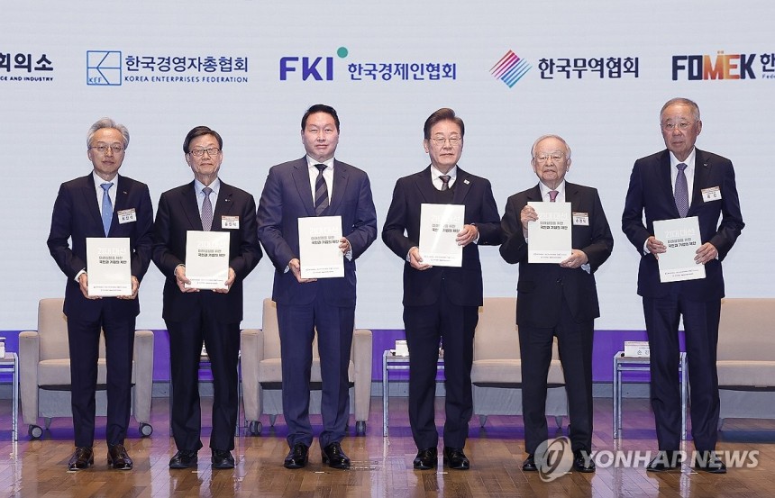 민주당 이재명 대선 후보-경제5단체 간담회 (서울=연합뉴스) 더불어민주당 이재명 대선후보가 8일 서울 중구 대한상공회의소에서 열린 대선후보 초청 경제5단체 간담회에서 경제5단체장들에게 정책 제언집을 전달 받은 후 기