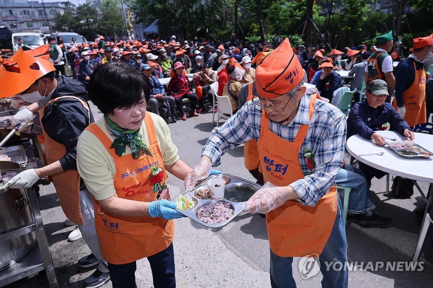 '어르신들께 따듯한 밥 한끼를'
(서울=연합뉴스) 서대연 기자 = 어버이날인 8일 서울 동대문구 밥퍼운동본부 앞마당에서 다일공동체 주최로 열린 어버이날 효도잔치에서 봉사자들이 어르신들께 드릴 점심식사를 준비하고 있다