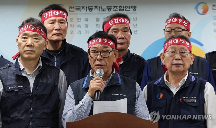 브리핑하는 서종수 위원장 (서울=연합뉴스) 이진욱 기자 = 8일 서울 강남구 전국자동차노동조합연맹에서 서종수 위원장(가운데),박점곤 서울시버스노동조합 위원장(오른쪽) 등 참석자들이 대표자회의를 마친 뒤 브리핑을 하