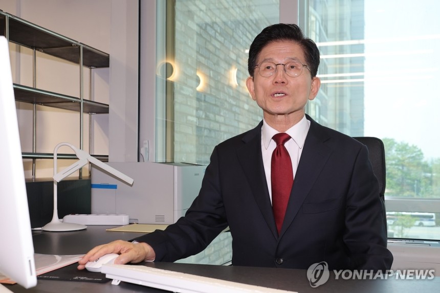 당사 대선 후보 사무실서 집무 보는 김문수 (서울=연합뉴스) 류영석 기자 = 국민의힘 김문수 대선 후보가 8일 서울 영등포구 여의도 국민의힘 당사 대선 후보 사무실에서 자리에 앉아 집무를 보고 있다.2025.5.8