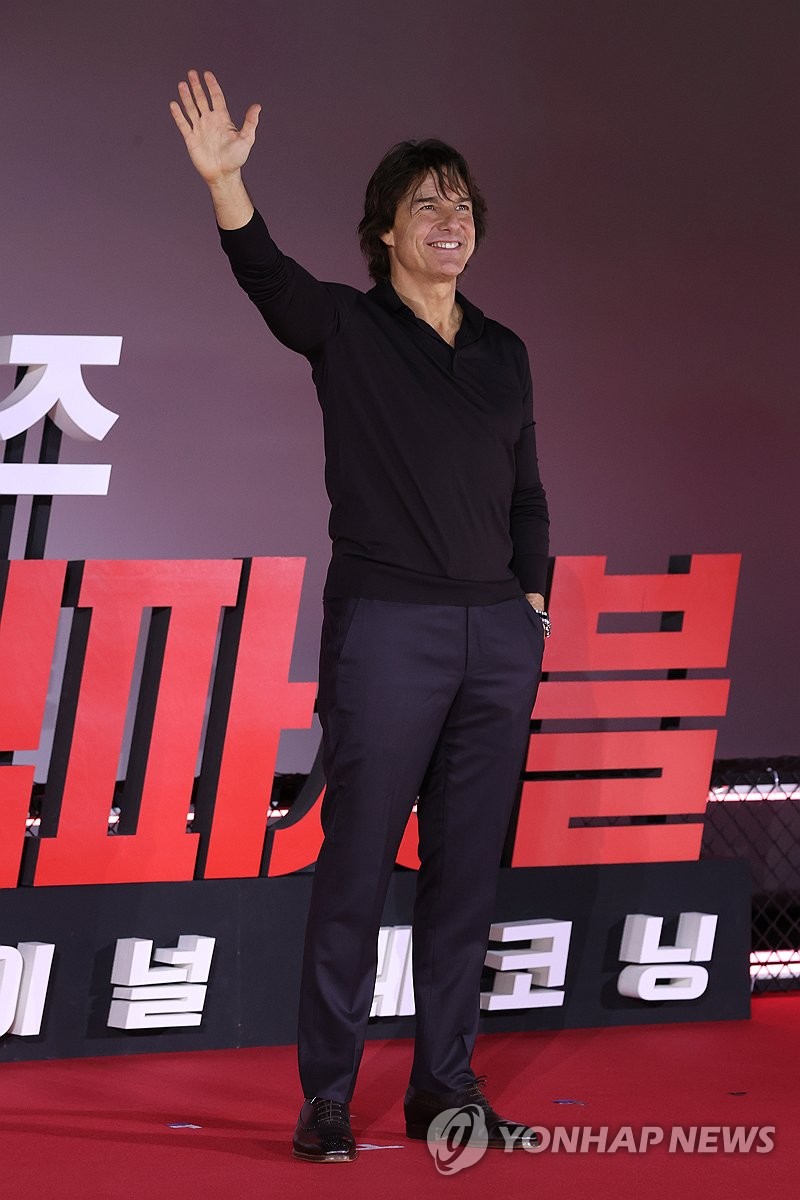 손인사하는 톰 크루즈 (서울=연합뉴스) 강민지 기자 = 할리우드 배우 톰 크루즈가 8일 서울 송파구 롯데시네마 월드타워에서 열린 영화 