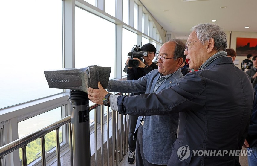 통일전망대 방문한 유인촌 장관 (서울=연합뉴스) 유인촌 문화체육관광부 장관이 8일 강원도 고성군 통일전망대에서 시설을 살펴보고 있다.2025.5.8 [문화체육관광부 제공.재판매 및 DB 금지] photo@yna.