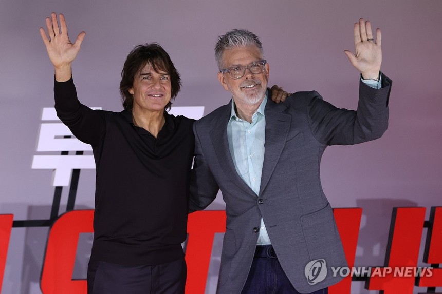 손인사하는 톰 크루즈-크리스토퍼 맥쿼리 감독 (서울=연합뉴스) 강민지 기자 = 할리우드 배우 톰 크루즈(왼쪽), 크리스토퍼 맥쿼리 감독이 8일 서울 송파구 롯데시네마 월드타워에서 열린 영화 