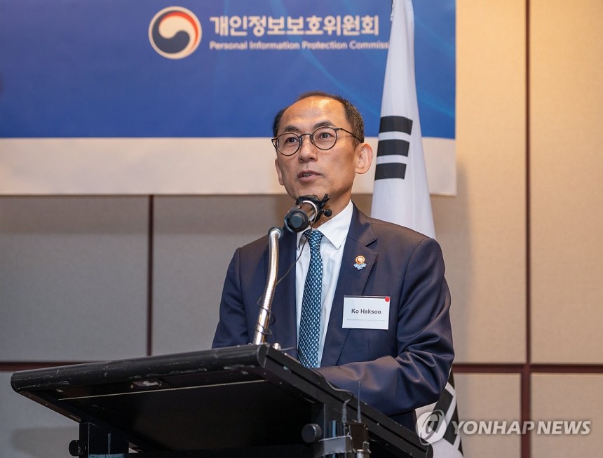 강연하는 고학수 위원장 (서울=연합뉴스) 고학수 개인정보보호위원회 위원장이 8일 서울 용산구 그랜드 하얏트 서울에서 열린 주한미국상공회의소(암참) 간담회에서 강연하고 있다.2025.5.8 [개인정보보호위원회 제공.