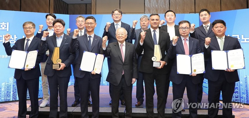 '제37회 한국노사협력대상' 시상식 (서울=연합뉴스) 8일 서울 포시즌스호텔에서 열린 '제37회 한국노사협력대상' 시상식에서 손경식 한국경영자총협회 회장 및 참석자들이 기념 촬영하고 있다.앞줄 왼쪽부터 한