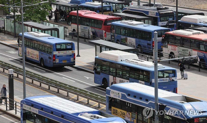 버스노조,교섭 결렬 시 동시파업 (서울=연합뉴스) 이진욱 기자 = 한국노총 전국자동차노조연맹은 8일 전국 대표자회의를 열고 서울,부산,인천,경기 등 22개 지역 전국자동차노동조합연맹 산하 시내버스 노조가 노사