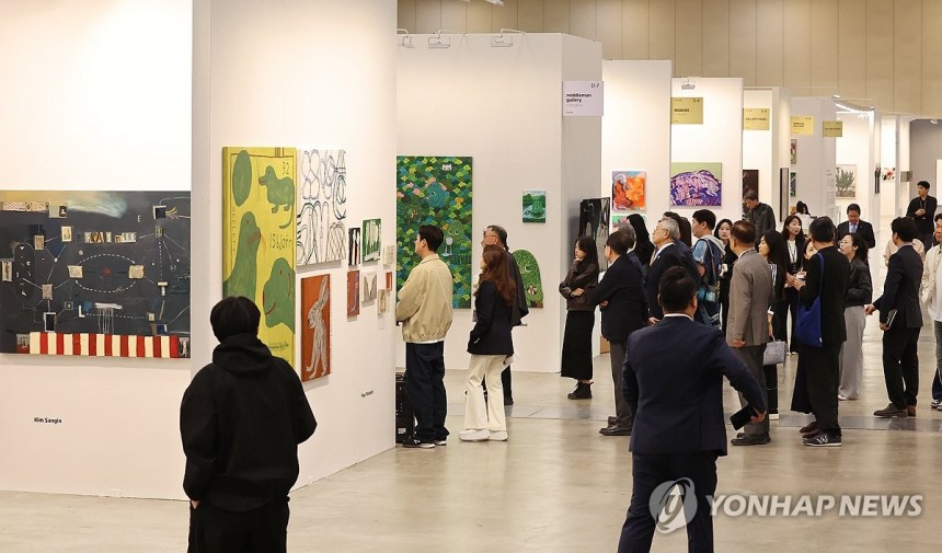 '아트부산 2025' 개막.오는 11일까지 (부산=연합뉴스) 강선배 기자 = 부산을 대표하는 아트페어인 '아트부산 2025'가 8일 부산 해운대구 벡스코 제1전시장에서 VIP 시사회를 시작으로 나흘간의 일정에 들어