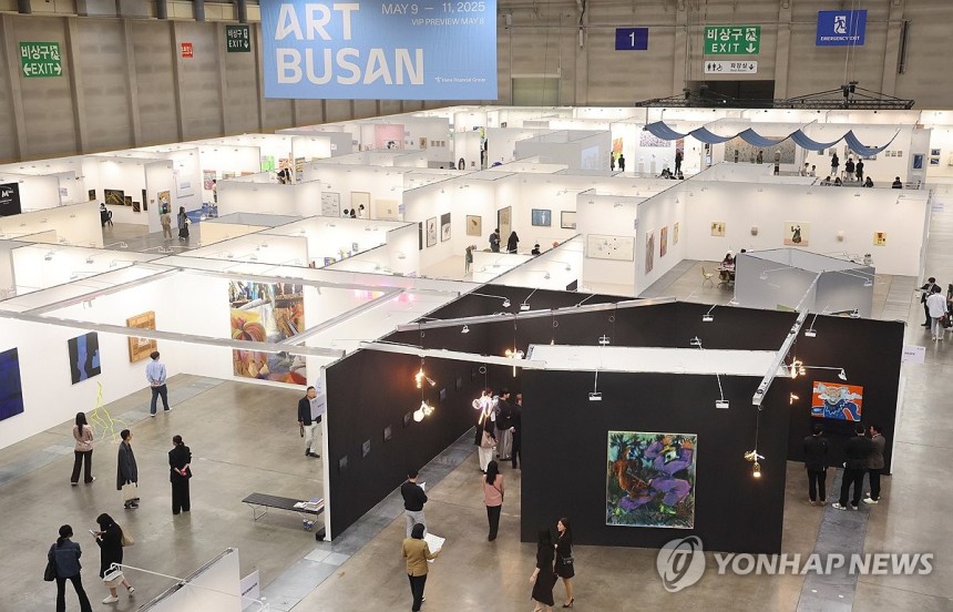 '아트부산 2025' 개막 (부산=연합뉴스) 강선배 기자 = 부산을 대표하는 아트페어인 '아트부산 2025'가 8일 부산 해운대구 벡스코 제1전시장에서 VIP 시사회를 시작으로 나흘간의 일정에 들어갔다.올해