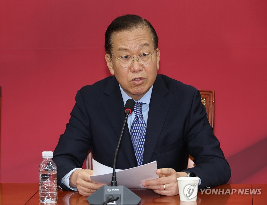 후보 단일화 관련 기자간담회하는 권영세 비상대책위원장 (서울=연합뉴스) 박동주 기자 = 국민의힘 권영세 비상대책위원장이 8일 서울 여의도 국회에서 후보 단일화 관련 기자간담회를 하고 있다. 2025.5.8 pdj66