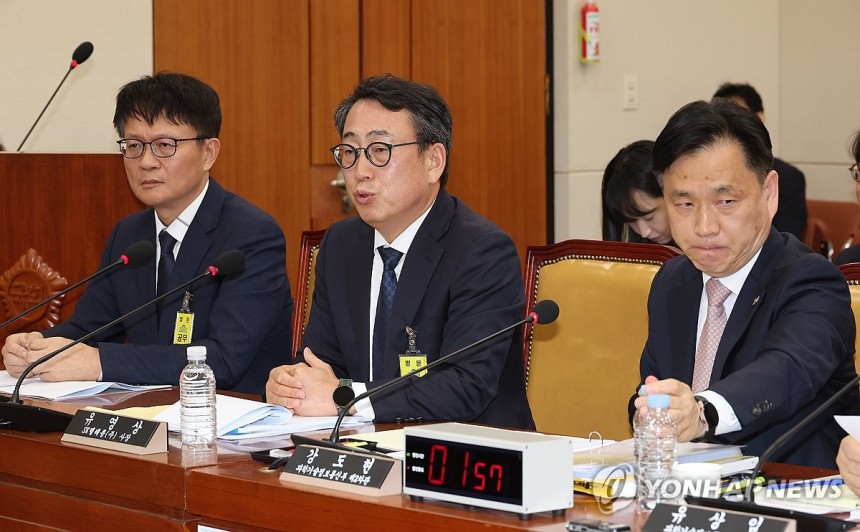 SK텔레콤 유심 해킹 사건 청문회
(서울=연합뉴스) 박동주 기자 = 8일 국회 과학기술정보방송통신위원회 전체회의에서 열린 SK텔레콤 유심 해킹 사건 청문회에서 유영상 SK텔레콤 대표이사가 의원 질의에 답하고 있다. 