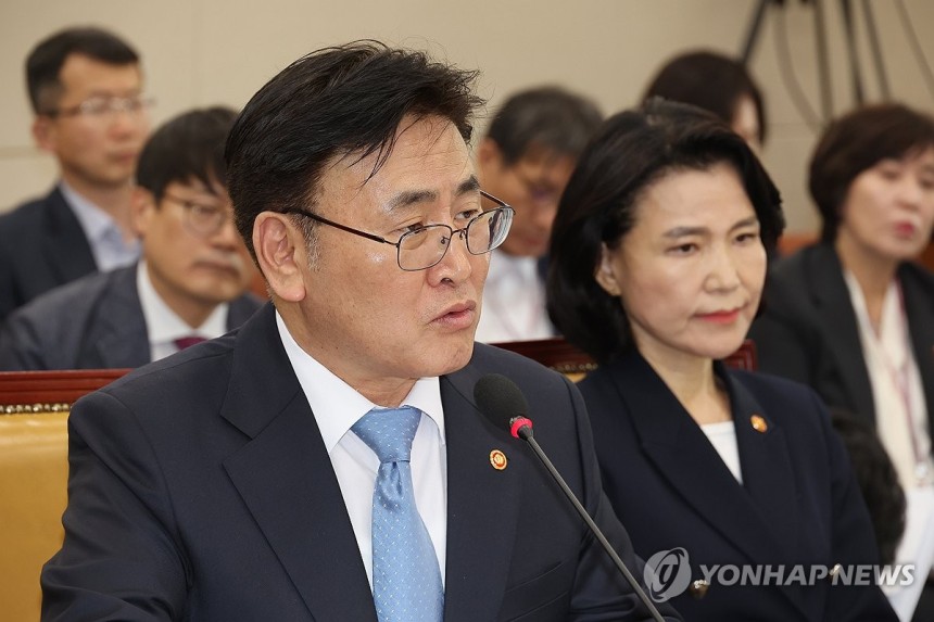 답하는 유상임 과학기술정보통신부 장관 (서울=연합뉴스) 박동주 기자 = 8일 국회 과학기술정보방송통신위원회 전체회의에서 열린 SK텔레콤 유심 해킹 사건 청문회에서 유상임 과학기술정보통신부 장관이 의원 질의에 답하고 