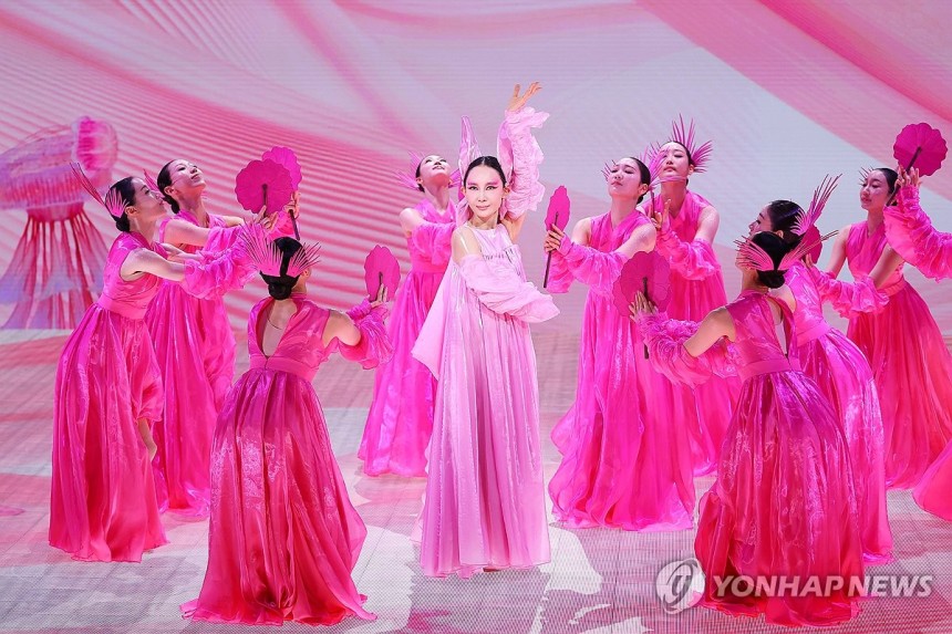 용궁 여왕과 용궁의 신녀들 (서울=연합뉴스) 진연수 기자 = 8일 오후 서울 중구 국립정동극장에서 열린 개관 30주년 기념 전통연희극 '단심'(單沈) 프레스콜에서 정식 무용수로 데뷔한 배우 채시라가 주요 장면을 시연