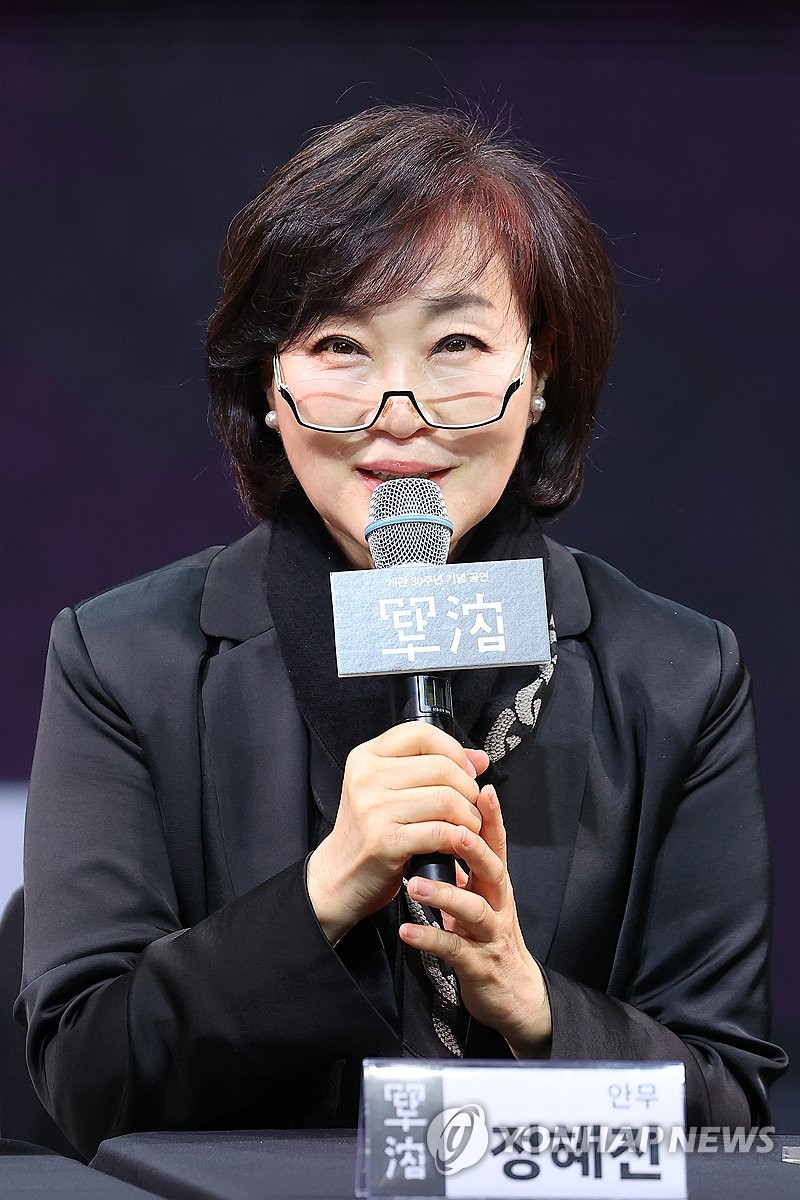 인사말 하는 안무가 정혜진 (서울=연합뉴스) 진연수 기자 = 안무가 정혜진이 8일 오후 서울 중구 국립정동극장에서 열린 개관 30주년 기념 전통연희극 '단심'(單沈) 프레스콜에서 인사말을 하고 있다.2025.5.