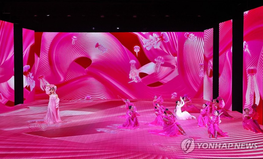 국립정동극장 연희극 '단심' 프레스콜 (서울=연합뉴스) 진연수 기자 = 8일 오후 서울 중구 국립정동극장에서 열린 개관 30주년 기념 전통연희극 '단심'(單沈) 프레스콜에서 무용수들이 주요 장면을 시연하고 있다.