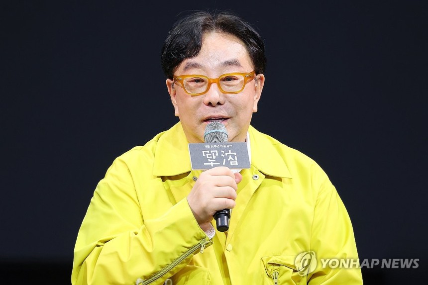 인사말 하는 정구호 감독 (서울=연합뉴스) 진연수 기자 = 8일 오후 서울 중구 국립정동극장에서 열린 개관 30주년 기념 전통연희극 '단심'(單沈) 프레스콜에서 연출을 맡은 정구호 감독이 인사말을 하고 있다.20