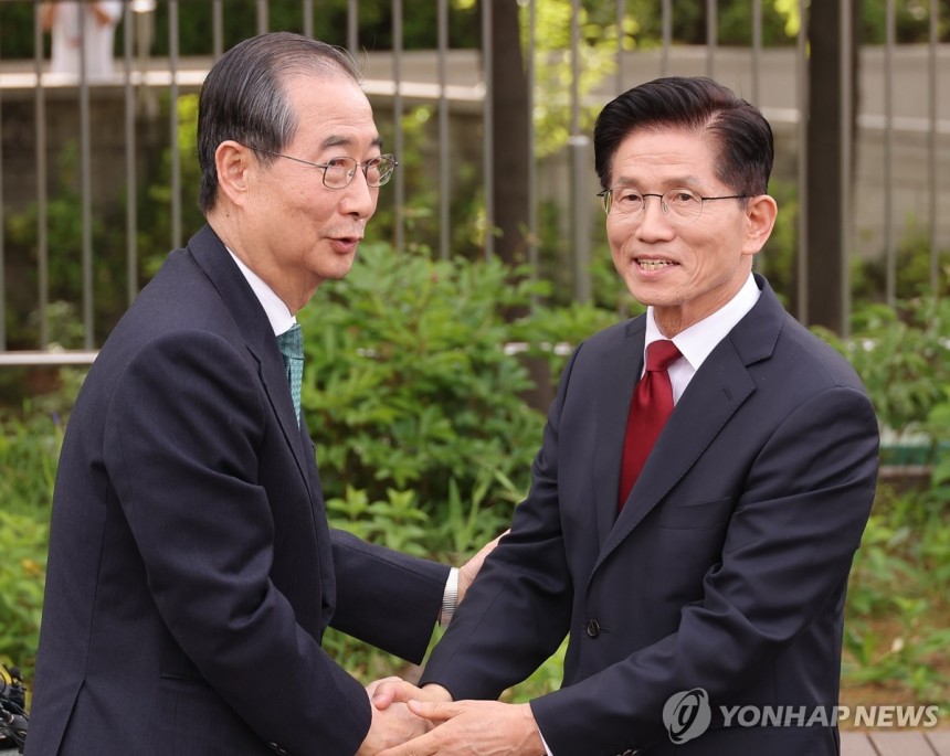 악수하는 김문수-한덕수
(서울=연합뉴스) 류영석 기자 = 국민의힘 김문수 대선후보(오른쪽)와 무소속 한덕수 대선 예비후보가 8일 서울 국회 사랑재에 위치한 커피숍에서 만나 악수하고 있다. 2025.5.8 ondol@
