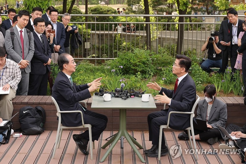 김문수-한덕수, 단일화 관련 2차 회동
(서울=연합뉴스) 류영석 기자 = 국민의힘 김문수 대선후보와 무소속 한덕수 대선 예비후보가 8일 서울 국회 사랑재에 위치한 커피숍에서 후보 단일화 관련 회동을 하고 있다. 20