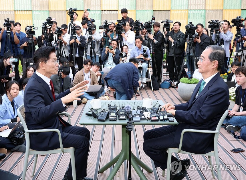 단일화 관련 2차 회동하는 김문수-한덕수
(서울=연합뉴스) 류영석 기자 = 국민의힘 김문수 대선후보와 무소속 한덕수 대선 예비후보가 8일 서울 국회 사랑재에 위치한 커피숍에서 후보 단일화 관련 회동을 하고 있다. 2